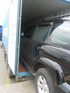 автомобиль заезжает в контейнер